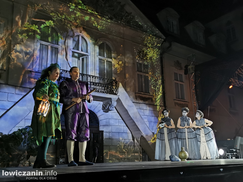 Opera przed pałacem Radziwiłłów