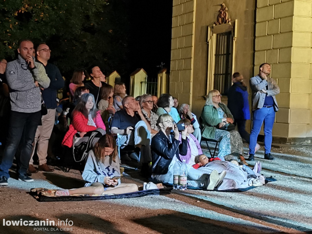 Opera przed pałacem Radziwiłłów