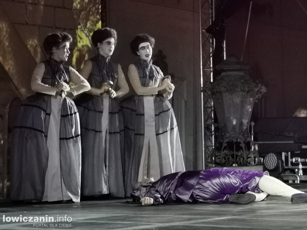 Opera przed pałacem Radziwiłłów