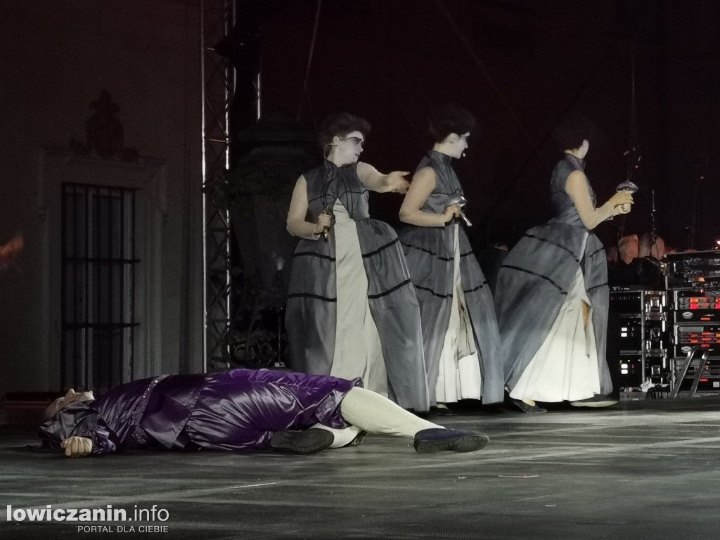 Opera przed pałacem Radziwiłłów