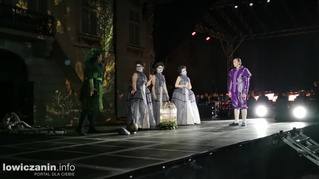 Opera przed pałacem Radziwiłłów