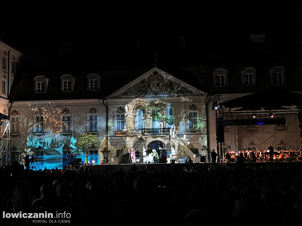 Opera przed pałacem Radziwiłłów