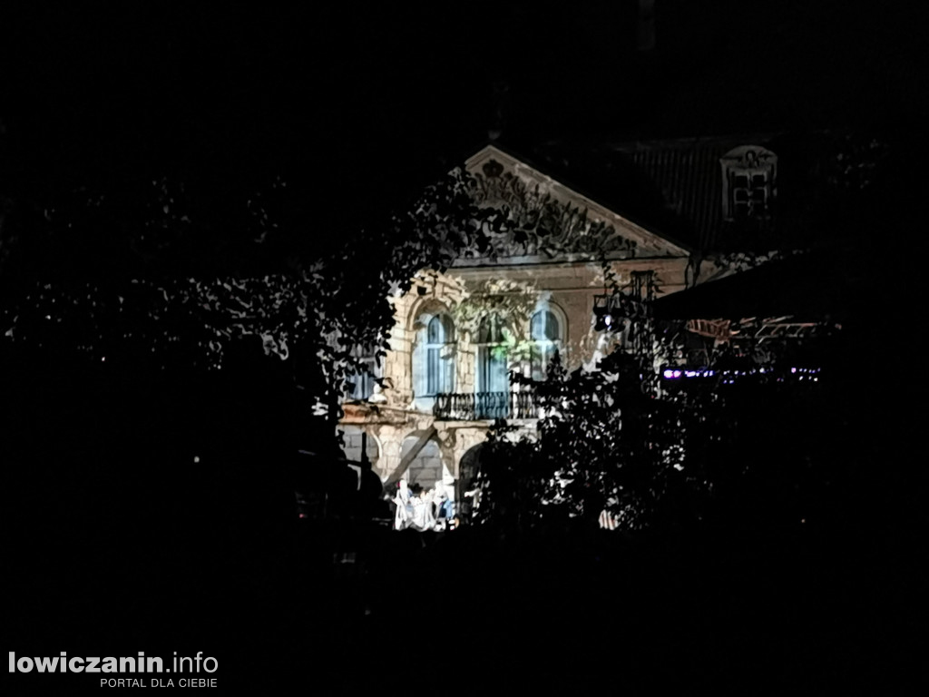 Opera przed pałacem Radziwiłłów