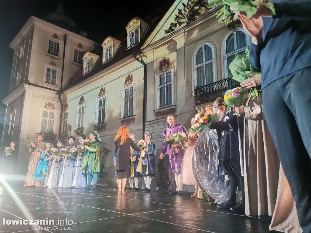 Opera przed pałacem Radziwiłłów