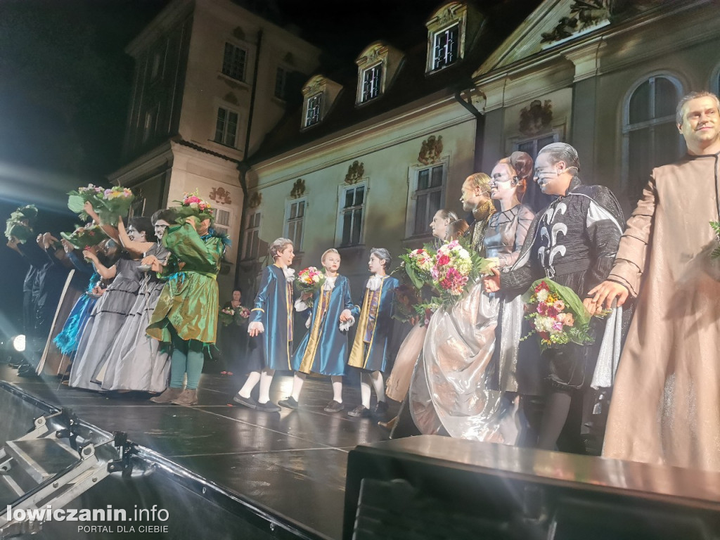 Opera przed pałacem Radziwiłłów