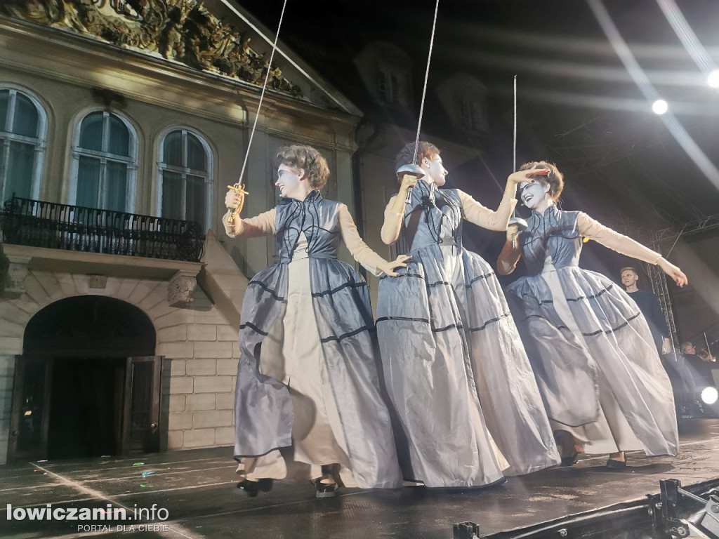Opera przed pałacem Radziwiłłów