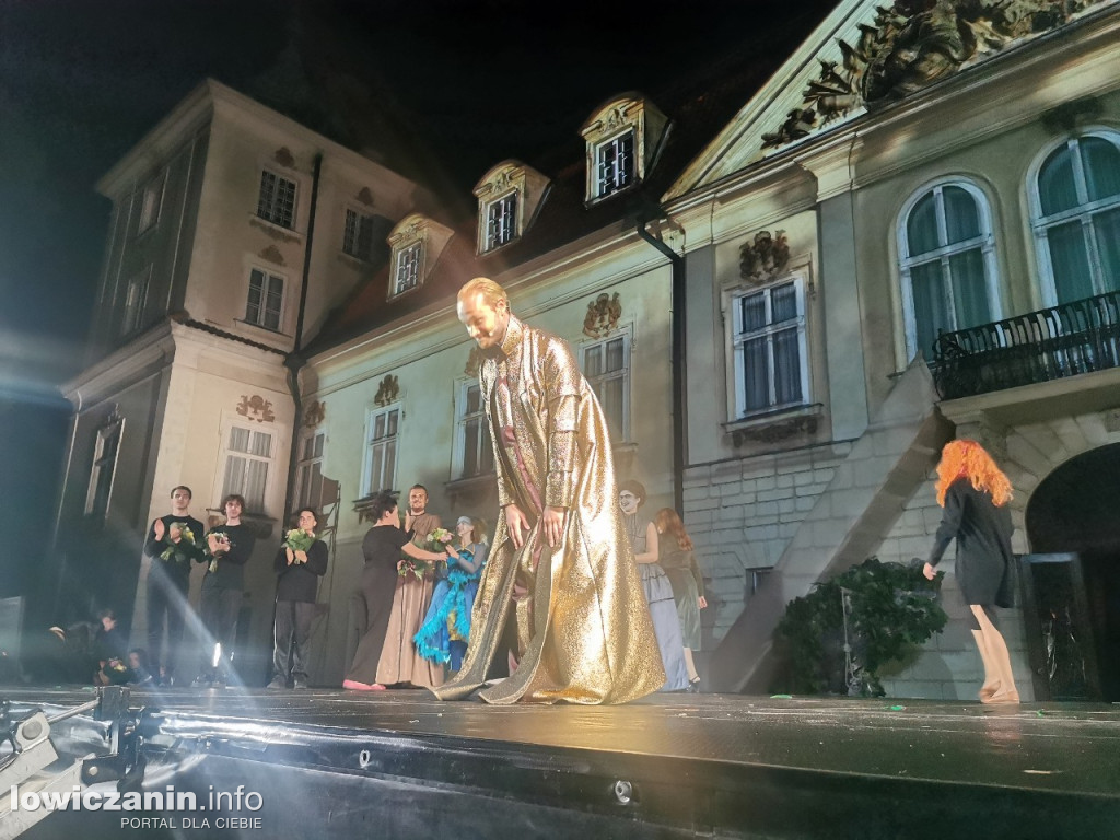 Opera przed pałacem Radziwiłłów