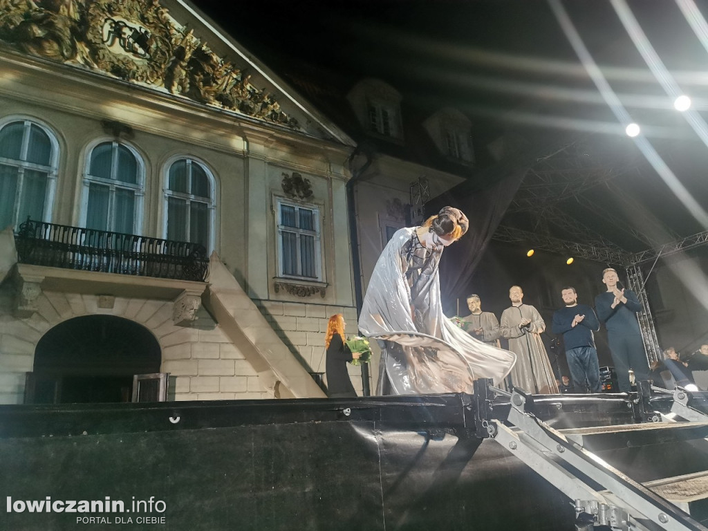 Opera przed pałacem Radziwiłłów