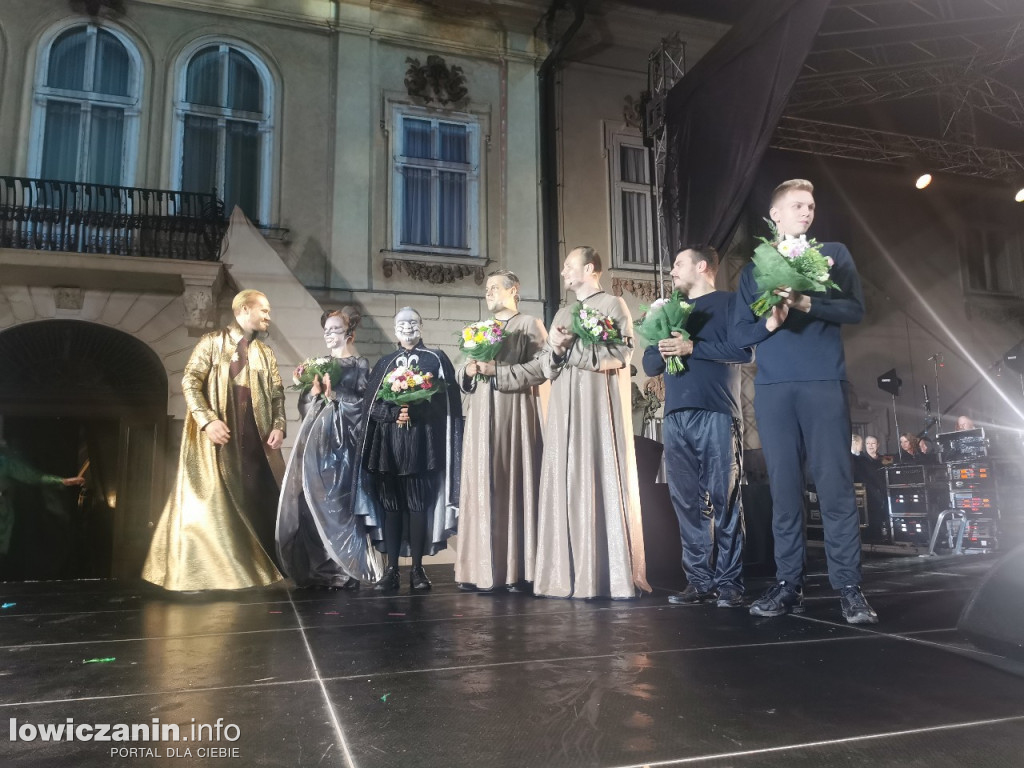 Opera przed pałacem Radziwiłłów