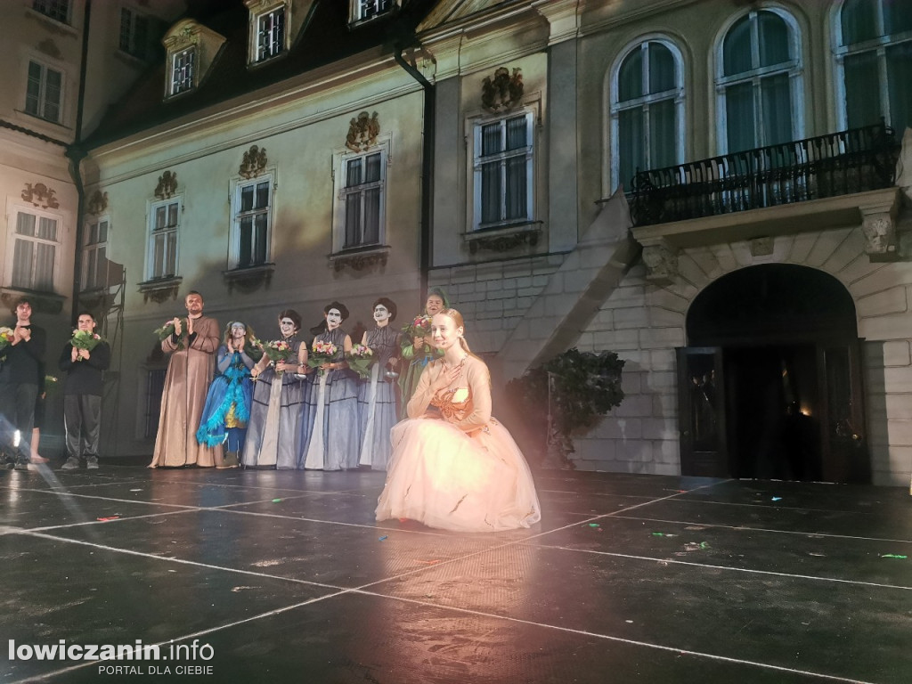 Opera przed pałacem Radziwiłłów