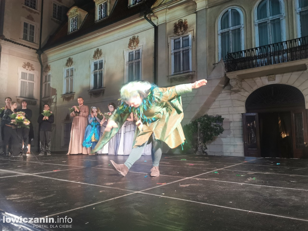 Opera przed pałacem Radziwiłłów