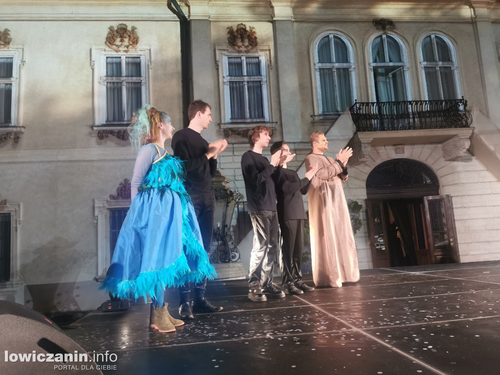 Opera przed pałacem Radziwiłłów
