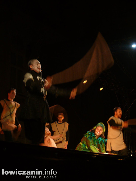 Opera przed pałacem Radziwiłłów