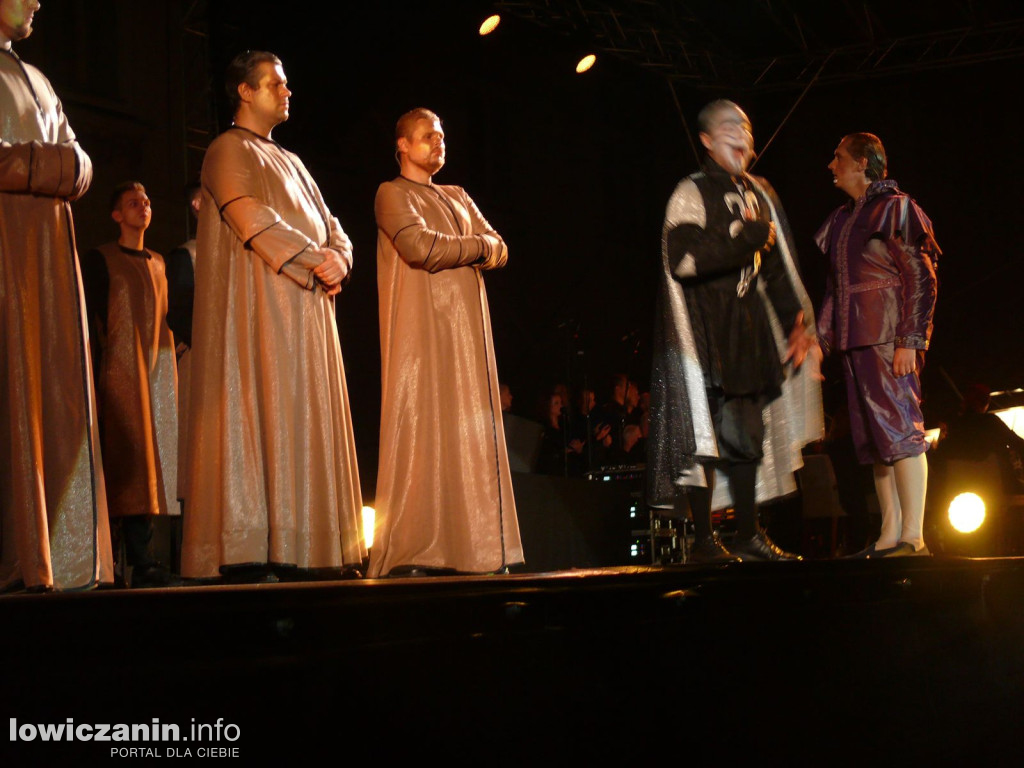 Opera przed pałacem Radziwiłłów