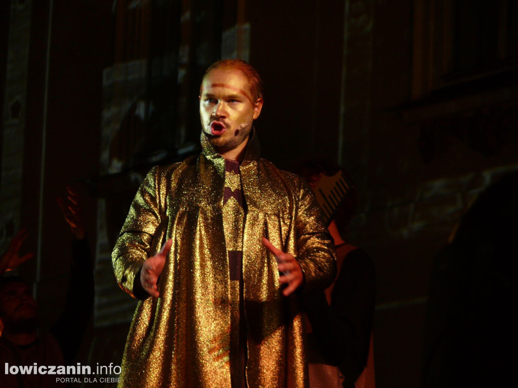 Opera przed pałacem Radziwiłłów