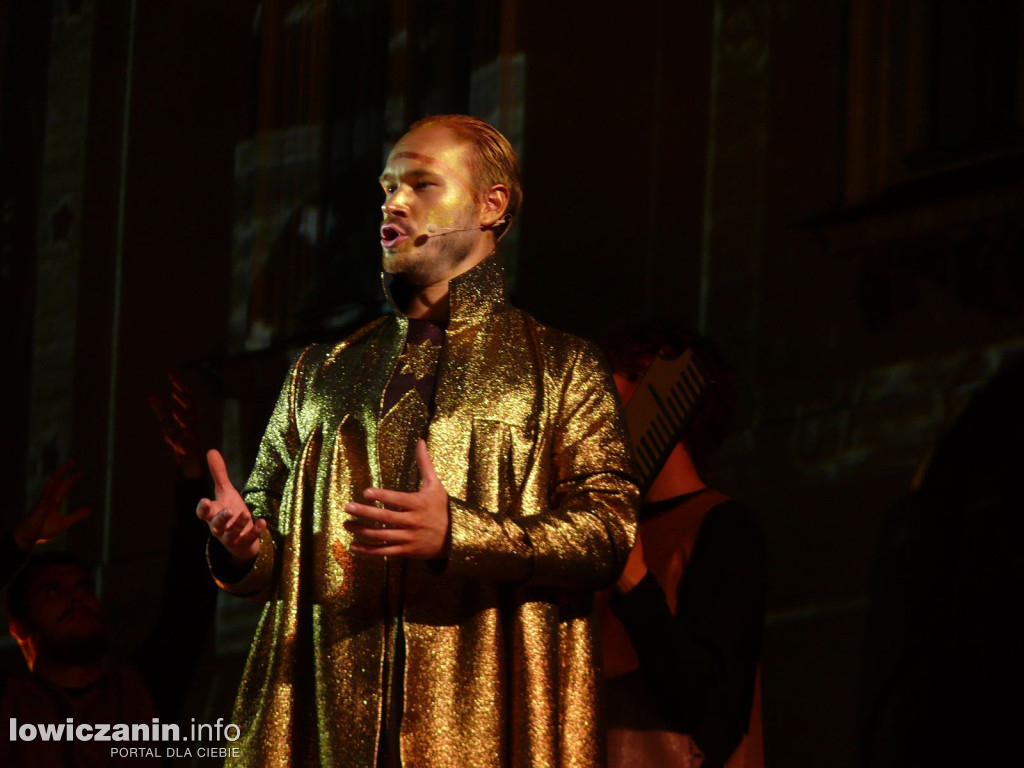 Opera przed pałacem Radziwiłłów