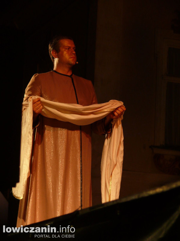Opera przed pałacem Radziwiłłów