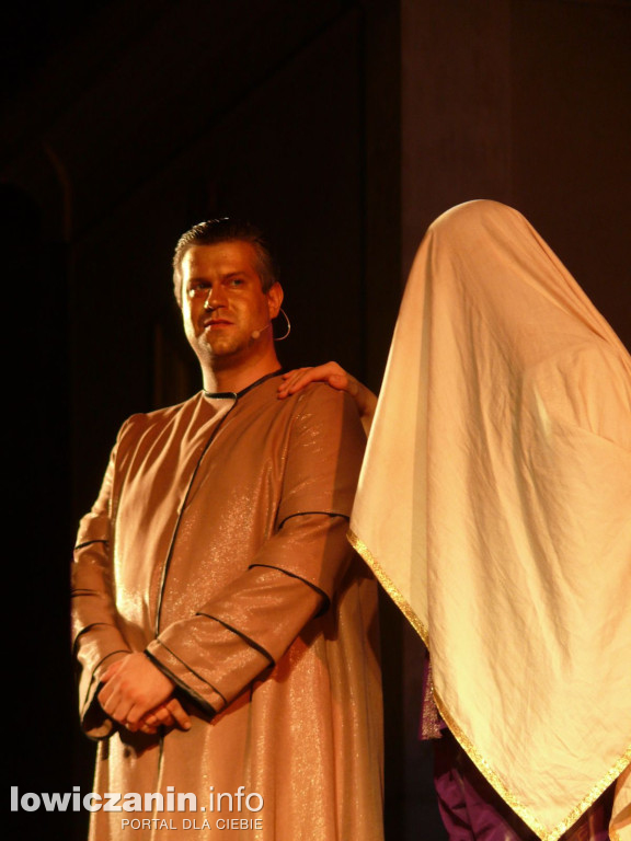Opera przed pałacem Radziwiłłów