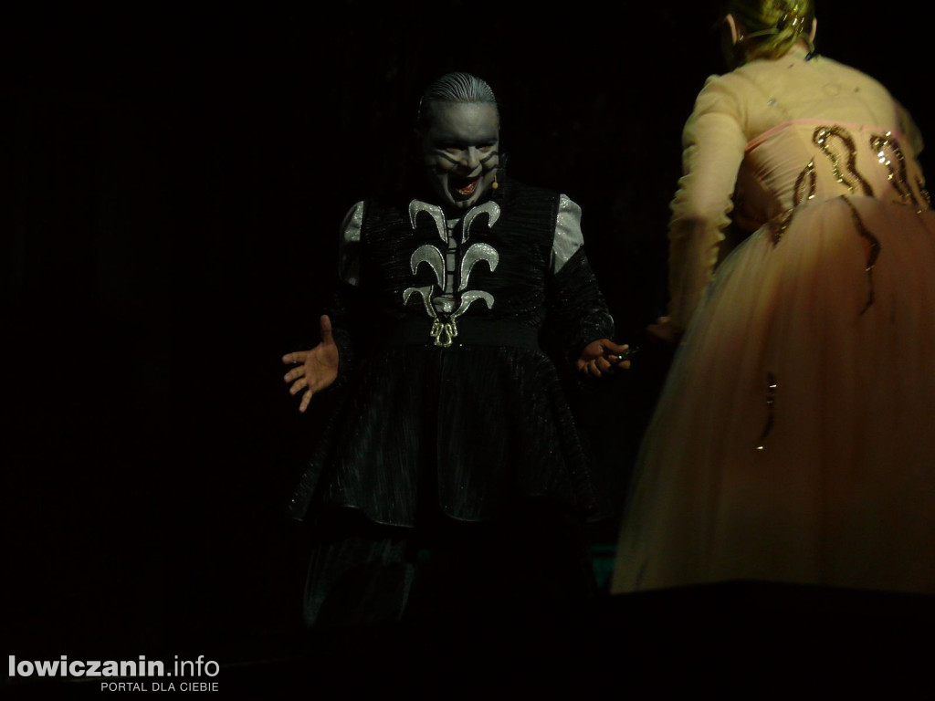 Opera przed pałacem Radziwiłłów