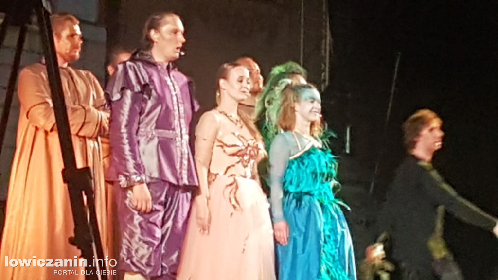 Opera przed pałacem Radziwiłłów