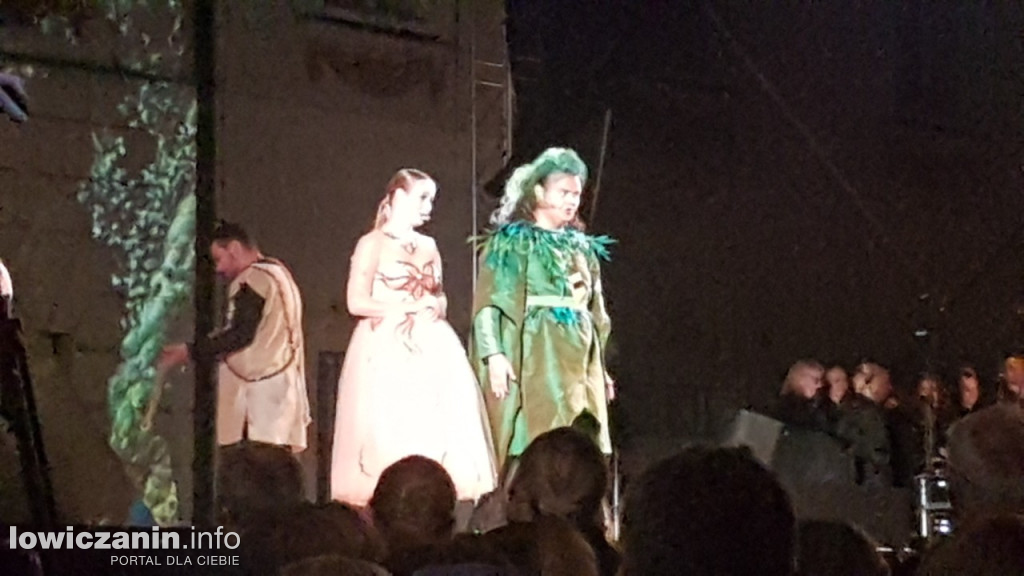 Opera przed pałacem Radziwiłłów