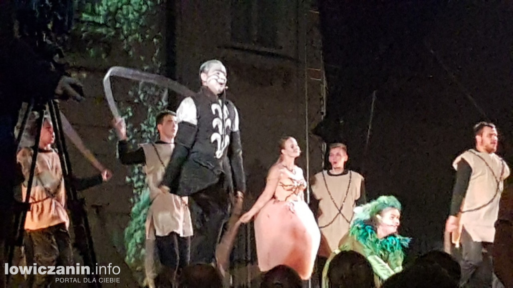 Opera przed pałacem Radziwiłłów