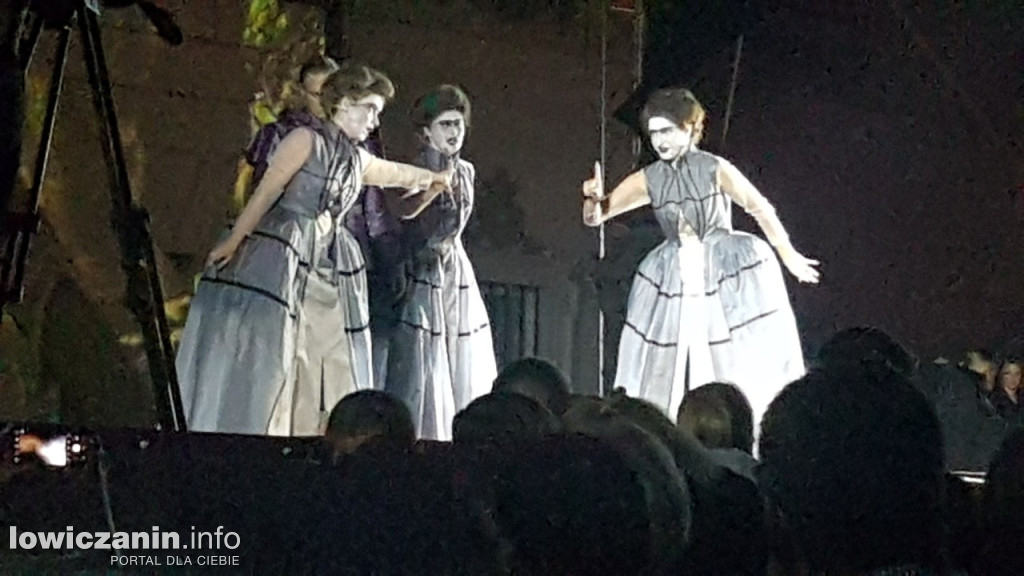 Opera przed pałacem Radziwiłłów