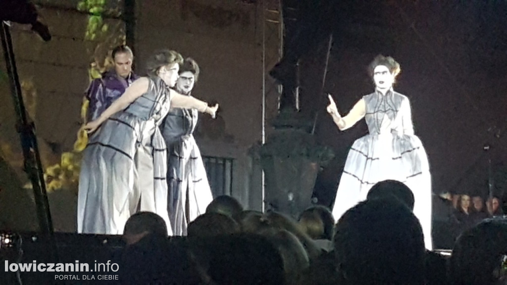 Opera przed pałacem Radziwiłłów