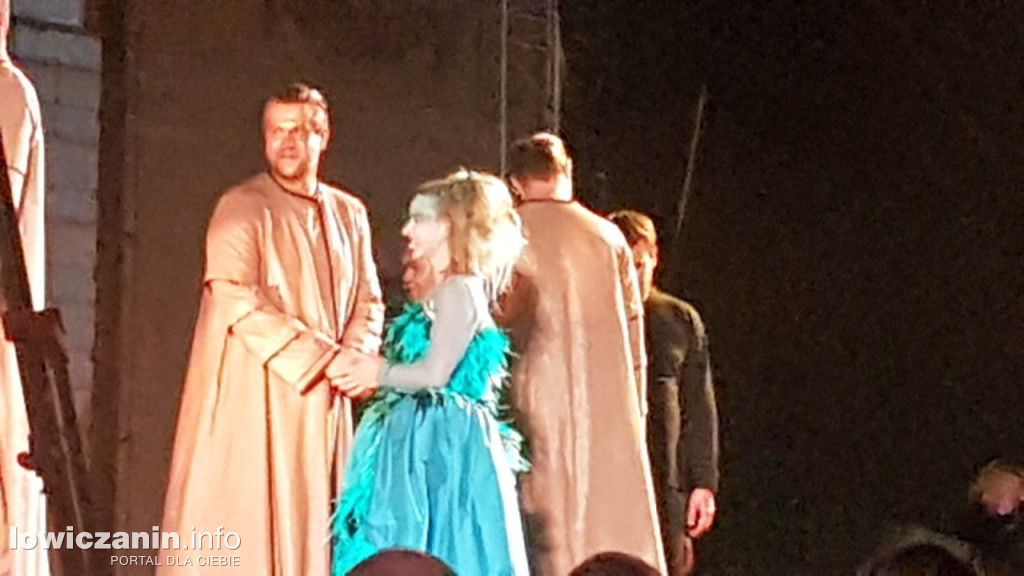 Opera przed pałacem Radziwiłłów