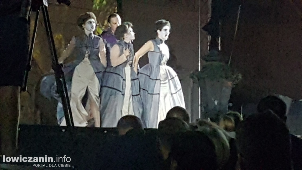 Opera przed pałacem Radziwiłłów