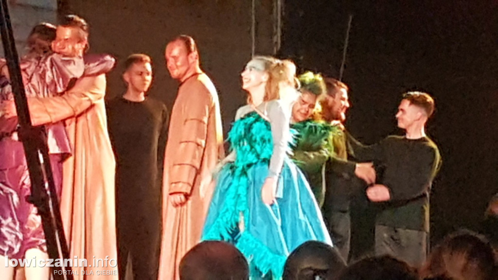 Opera przed pałacem Radziwiłłów