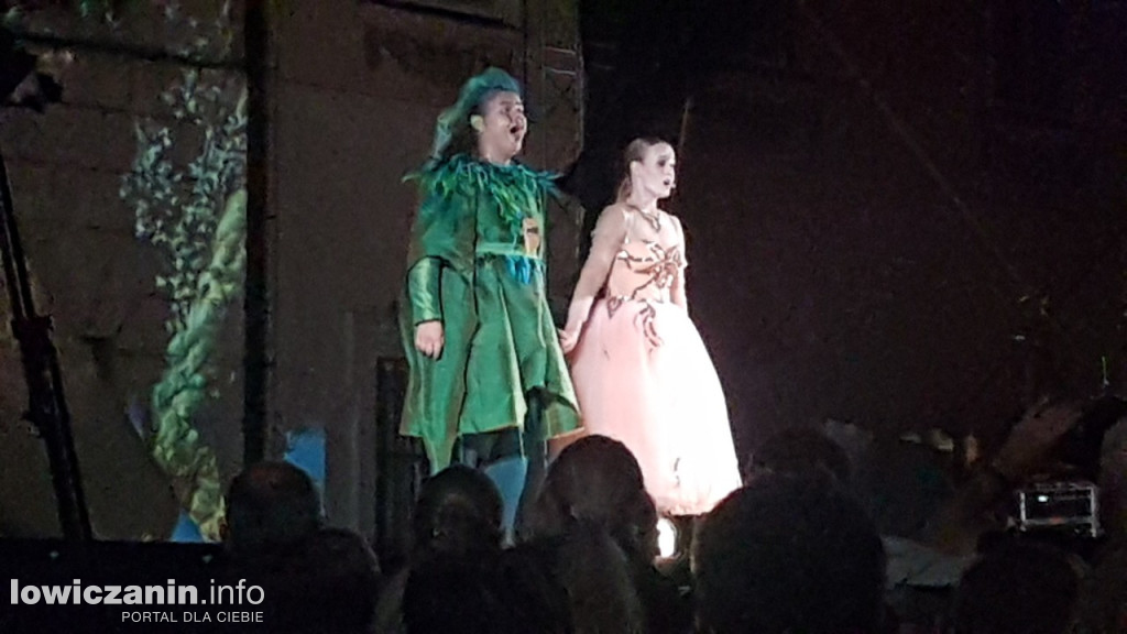Opera przed pałacem Radziwiłłów