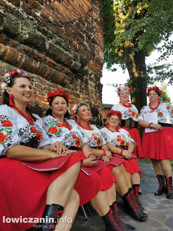 Trzy grupy wokalne wystąpiły pod basztą