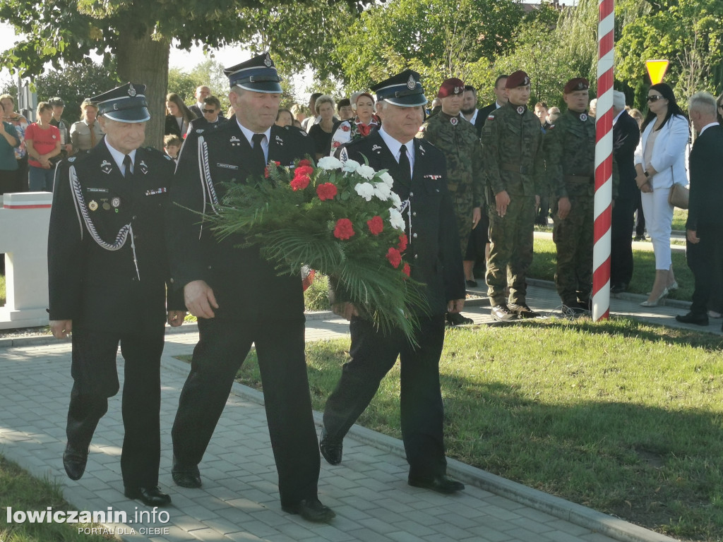 Uroczystości na cmentarzu wojennym w Kiernozi