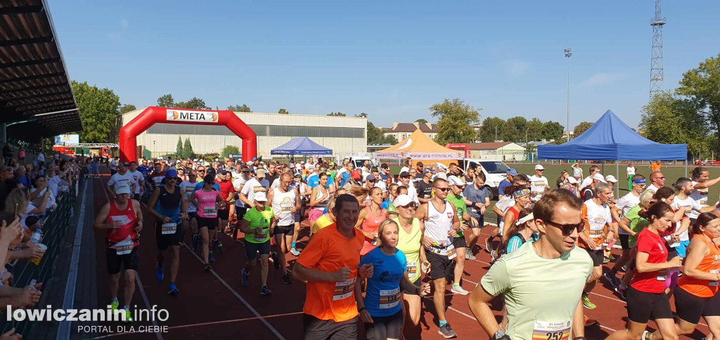 W Łowiczu trwa Półmaraton Jesieni