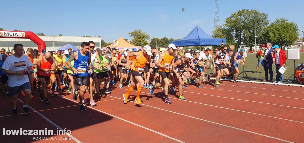 W Łowiczu trwa Półmaraton Jesieni
