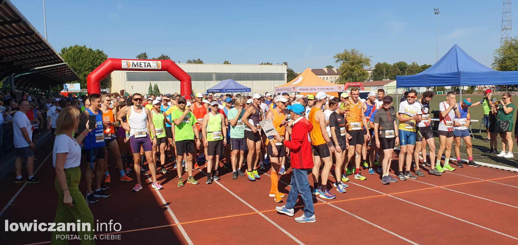 W Łowiczu trwa Półmaraton Jesieni