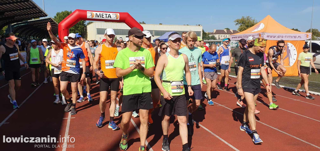 W Łowiczu trwa Półmaraton Jesieni
