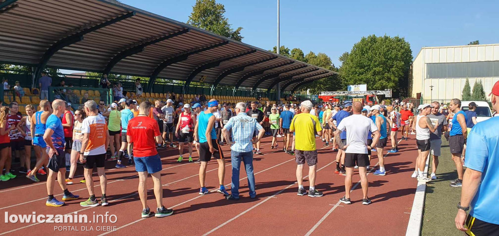 W Łowiczu trwa Półmaraton Jesieni