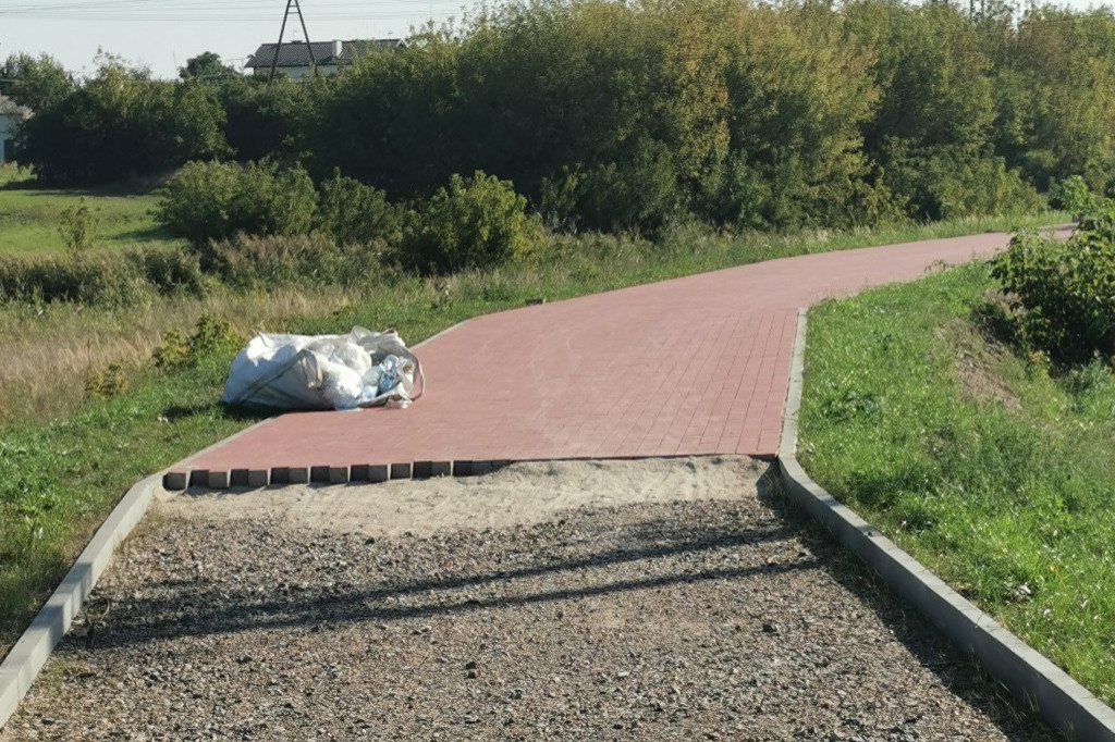Budowa ścieżki rowerowej na wale przeciwpowodziowym