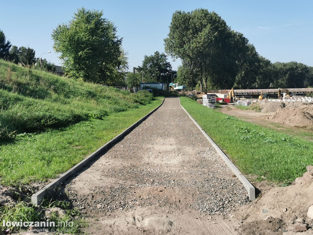 Budowa ścieżki rowerowej na wale przeciwpowodziowym