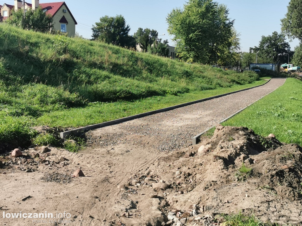 Budowa ścieżki rowerowej na wale przeciwpowodziowym