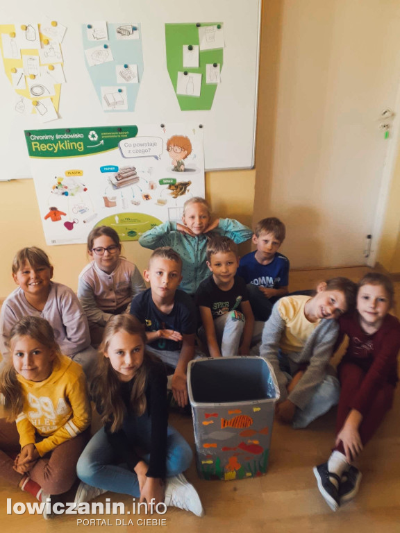 Szkoła Podstawowa w Wygodzie sprząta Lasek Miejski.