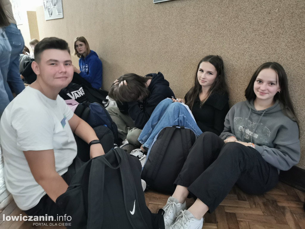 Na szkolnej przerwie w I LO w Łowiczu