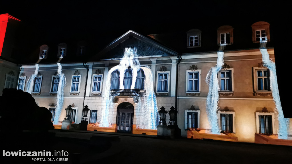 Mapping i film przed pałacem w Nieborowie