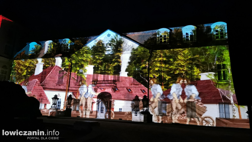 Mapping i film przed pałacem w Nieborowie