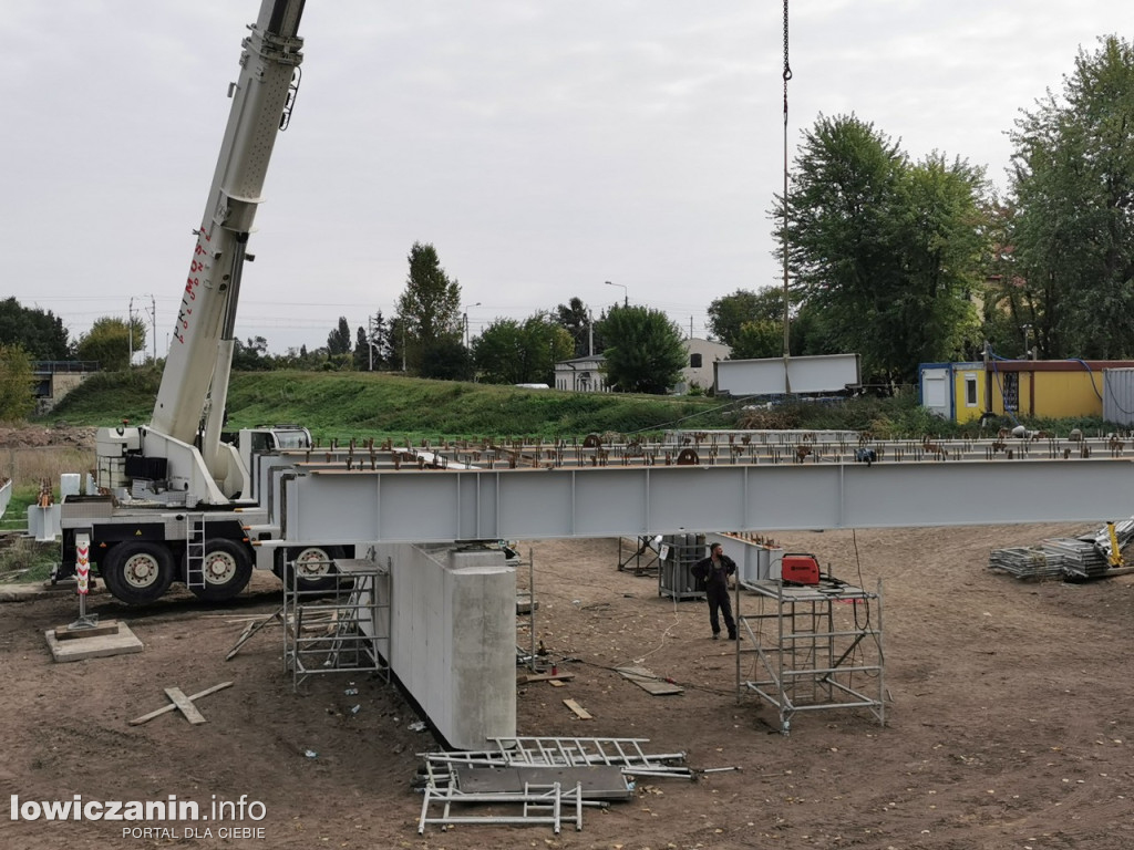 Pierwsze przęsło mostu w Łowiczu już ułożone