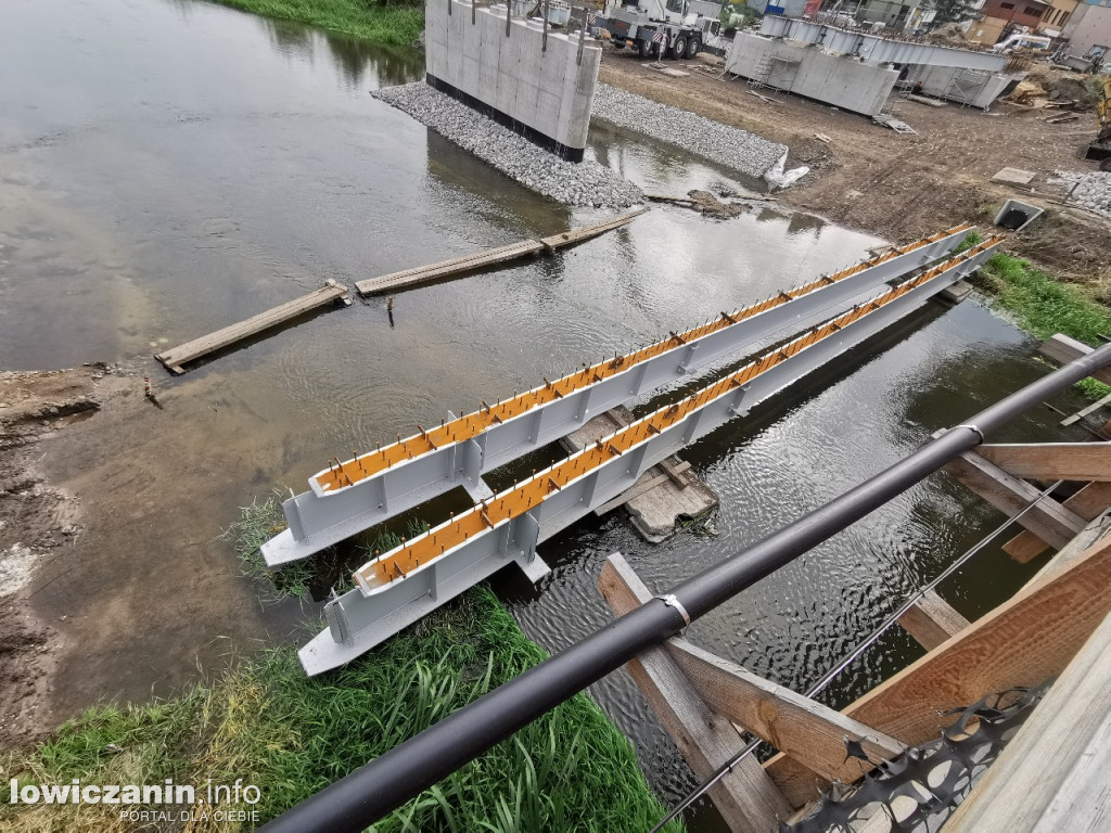 Pierwsze przęsło mostu w Łowiczu już ułożone