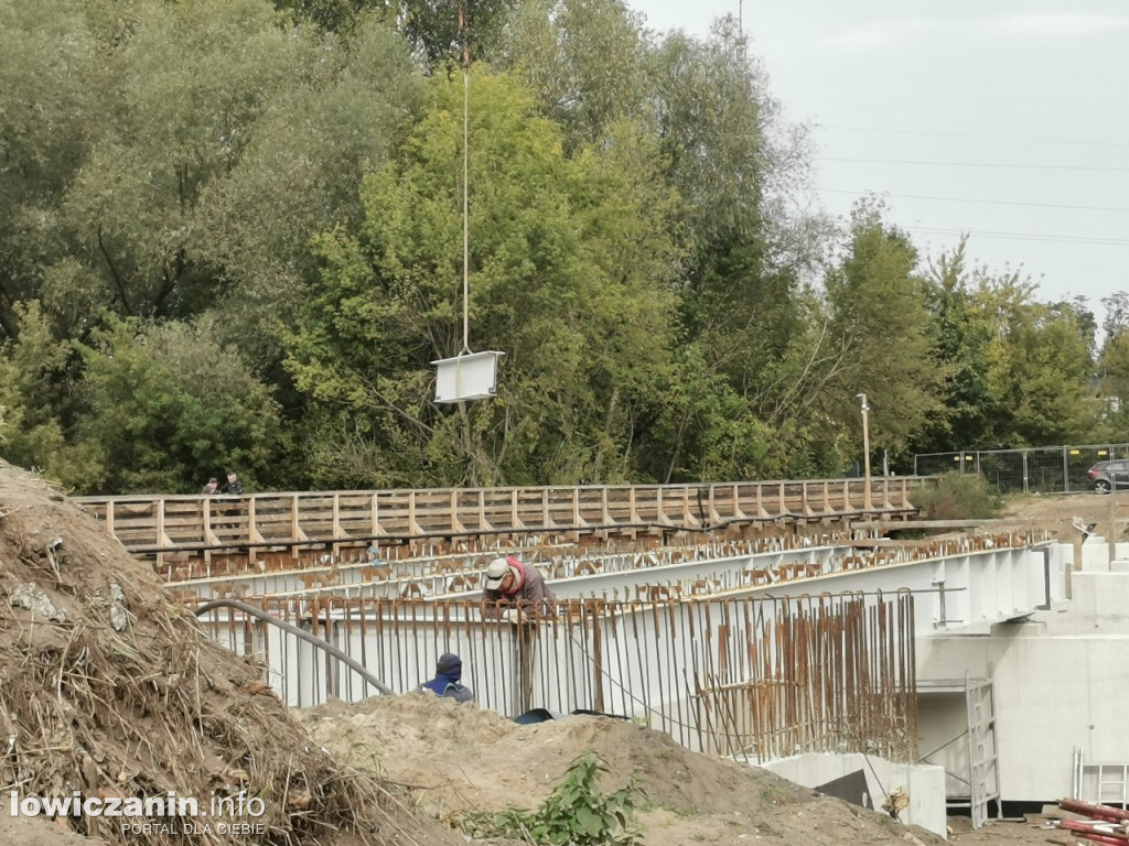 Pierwsze przęsło mostu w Łowiczu już ułożone