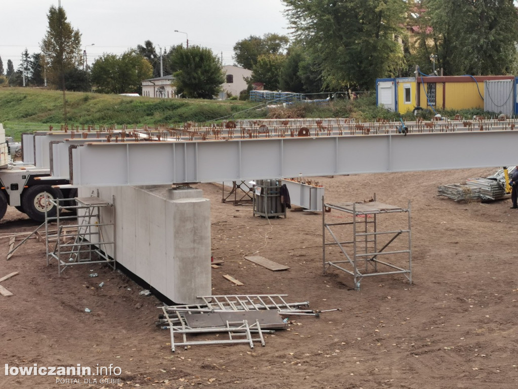 Pierwsze przęsło mostu w Łowiczu już ułożone